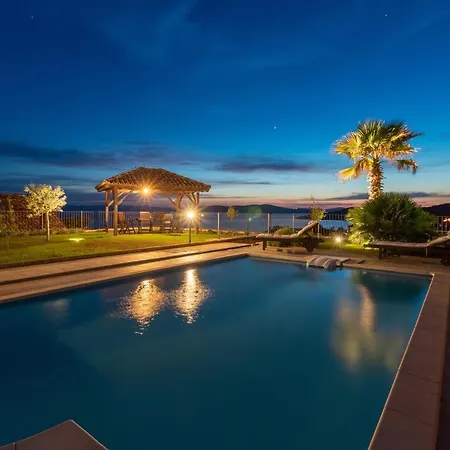 別荘 Seaside Family Friendly House With A Swimming Pool Guduce, - 17668 ウグリャン